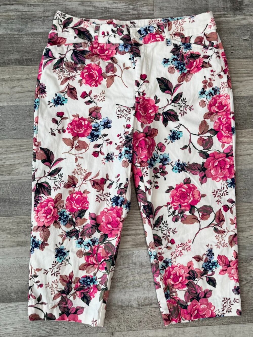 St. Johns Bay white floral cropped stretch denim pants size 10 D9